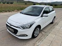 Usado Hyundai i20 75 CV (55 kW) 2015 Blanco Berlina