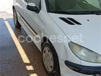 Usado Peugeot 206 70 CV (51 kW) 2003 Blanco Berlina