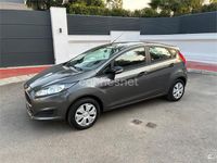 Usado Ford Fiesta Trend 82 CV (60 kW) 2017 Gris / plata Berlina