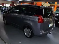 Usado Peugeot 5008 Allure 120 CV (88 kW) 2016 Gris Monovolumen