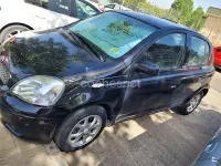 Usado Toyota Yaris 87 CV (63 kW) 2005 Negro Berlina