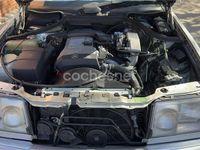Usado Mercedes E220 150 CV (110 kW) 1993 Gris / plata Berlina