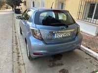 Usado Toyota Yaris Hybrid Active 100 CV (73 kW) 2013 Azul Berlina