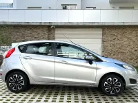 Usado Ford Fiesta Trend 82 CV (60 kW) 2013 Gris / plata Berlina