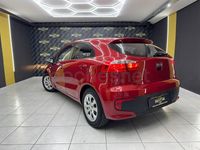 Usado Kia Rio 84 CV (61 kW) 2016 Granate Utilitario