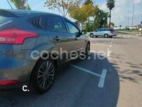 Usado Ford Focus Trend 125 CV (91 kW) 2018 Gris / plata Berlina