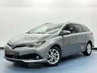 Usado Toyota Auris Hybrid Active 136 CV (100 kW) 2017 Gris / plata Familiar