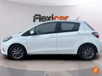 Usado Toyota Yaris Hybrid Active 99 CV (72 kW) 2019 Blanco Utilitario