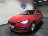 Usado Seat Leon Reference 110 CV (80 kW) 2022 Rojo Berlina