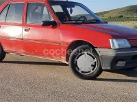Usado Peugeot 205 65 CV (47 kW) 1990 Rojo Berlina