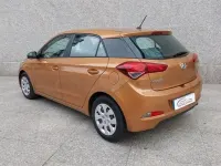 Usado Hyundai i20 84 CV (61 kW) 2016 Marrón Berlina