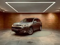 Usado Mitsubishi Outlander P-HEV Motion 203 CV (149 kW) 2015 Gris / plata SUV