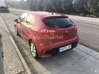 Usado Kia Rio 84 CV (61 kW) 2015 Rojo Berlina