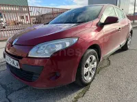 Usado Renault Mégane Authentique 100 CV (73 kW) 2011 Granate Berlina
