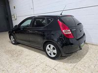 Usado Hyundai i30 Comfort 90 CV (66 kW) 2010 Negro Berlina
