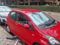 Usado Toyota Aygo Live 68 CV (50 kW) 2011 Rojo Utilitario