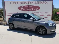 Usado Hyundai i20 75 CV (55 kW) 2017 Gris / plata Berlina