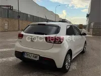 Usado Kia Rio Plus 84 CV (61 kW) 2018 Blanco Berlina