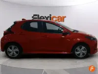 Usado Toyota Yaris Active 92 CV (67 kW) 2025 Rojo Utilitario