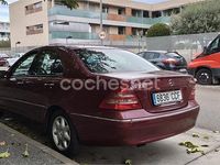 Usado Mercedes C220 Elegance 125 CV (91 kW) 2002 Rojo Familiar