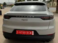 Usado Porsche Cayenne E-Hybrid Platinum Edition 462 CV (339 kW) 2022 Gris SUV