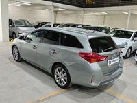 Usado Toyota Auris Hybrid Advance 136 CV (100 kW) 2014 Gris / plata Familiar