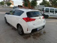 Usado Toyota Auris Active 124 CV (91 kW) 2015 Blanco Berlina