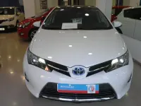 Usado Toyota Auris Hybrid Active 100 CV (73 kW) 2014 Blanco Berlina