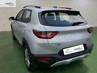 Usado Kia Stonic 100 CV (73 kW) 2022 Gris / plata SUV