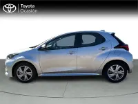Usado Toyota Yaris Hybrid Active 116 CV (85 kW) 2025 Gris / plata Berlina