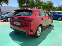 Usado Kia Ceed 136 CV (100 kW) 2023 Rojo Utilitario