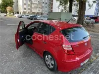Usado Hyundai i30 Comfort 90 CV (66 kW) 2010 Rojo Berlina