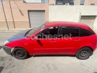 Usado Ford Focus Trend 100 CV (73 kW) 2004 Rojo Berlina