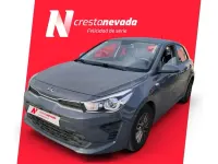 Usado Kia Rio 100 CV (73 kW) 2021 Gris / plata Berlina