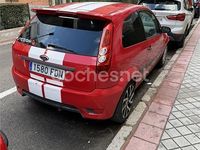 Usado Ford Fiesta 100 CV (73 kW) 2006 Rojo Utilitario
