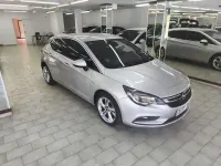 Usado Opel Astra Dynamic 125 CV (91 kW) 2016 Gris Utilitario