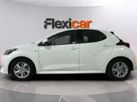 Usado Toyota Yaris Hybrid Active 100 CV (73 kW) 2020 Blanco Berlina