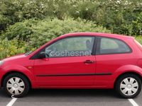 Usado Ford Fiesta 68 CV (50 kW) 2004 Rojo Coupe