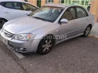 Usado Kia Cerato LX 112 CV (82 kW) 2005 Gris / plata Berlina