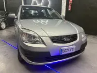 Usado Kia Rio 110 CV (80 kW) 2007 Gris / plata Berlina