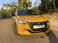 Usado Peugeot 208 GT-line 100 CV (73 kW) 2019 Amarillo Utilitario