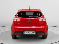 Usado Kia Rio 85 CV (62 kW) 2015 Rojo Berlina