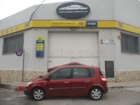 Usado Renault Scénic Authentique 100 CV (73 kW) 2005 Granate Monovolumen