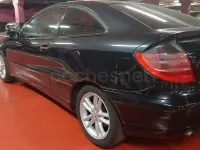Usado Mercedes C180 129 CV (94 kW) 2001 Negro Berlina