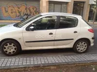 Usado Peugeot 206 70 CV (51 kW) 2005 Blanco Berlina