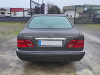 Usado Mercedes E200 Avantgarde 116 CV (85 kW) 2001 Beige Berlina