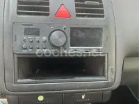 Usado VW Polo Trendline 60 CV (44 kW) 2001 Gris / plata Utilitario