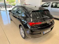 Usado Opel Astra Selective 110 CV (80 kW) 2019 Negro Utilitario