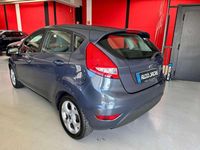Usado Ford Fiesta Titanium 95 CV (69 kW) 2013 Gris Utilitario