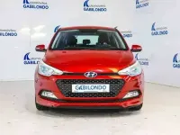 Käytetty Hyundai i20 75 HP (55 kW) 2015 Punainen Sedan